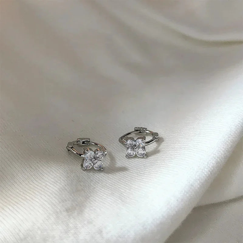 Neue Nette Süße Hohl Herz Zirkon Hoop Ohrring Für Frauen Klassische Glänzende Stud Ohrringe Mode Kleine Trendy Ohr Schnalle Schmuck