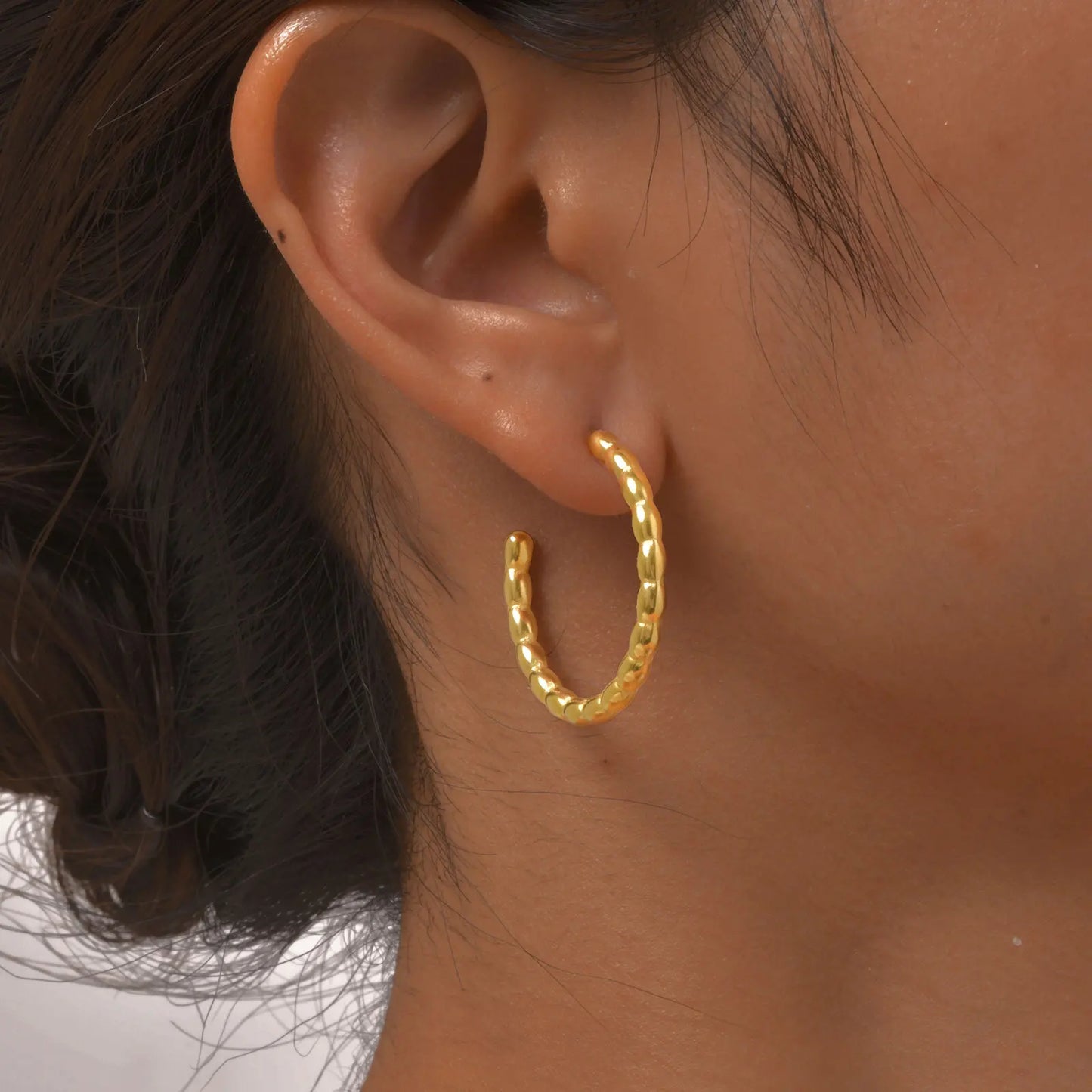 Vnox Twist Goldene Creolen für Frauen, Edelstahl, wasserdichtes Metall, C-förmig, einfacher modischer Ohrschmuck für Mädchenparty