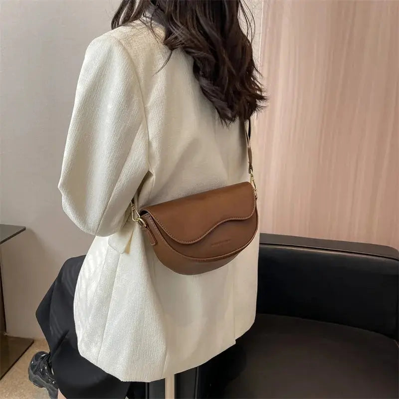 Frauen Vintage Einfarbig Klappe Kleine Sattel Schulter Unterarm Tasche Mode PU Leder Breiten Riemen Umhängetasche