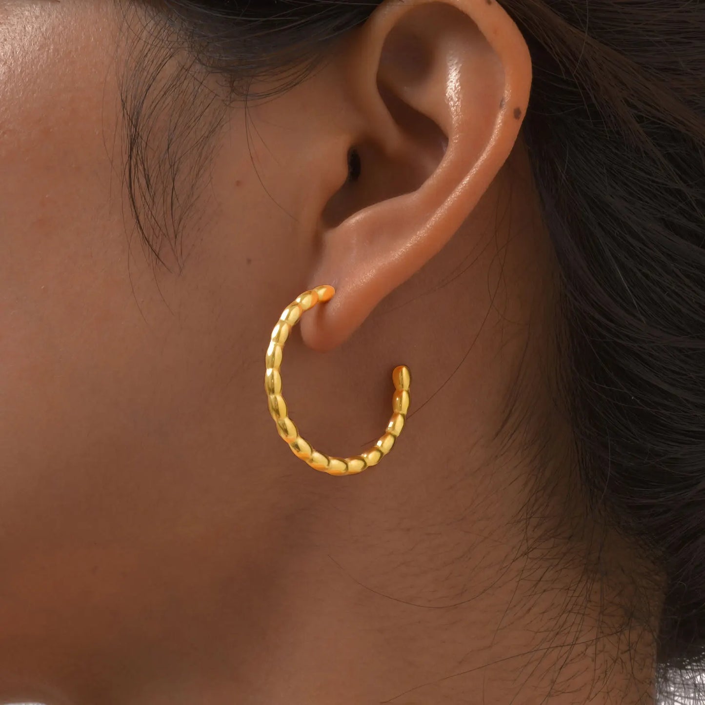 Vnox Twist Goldene Creolen für Frauen, Edelstahl, wasserdichtes Metall, C-förmig, einfacher modischer Ohrschmuck für Mädchenparty