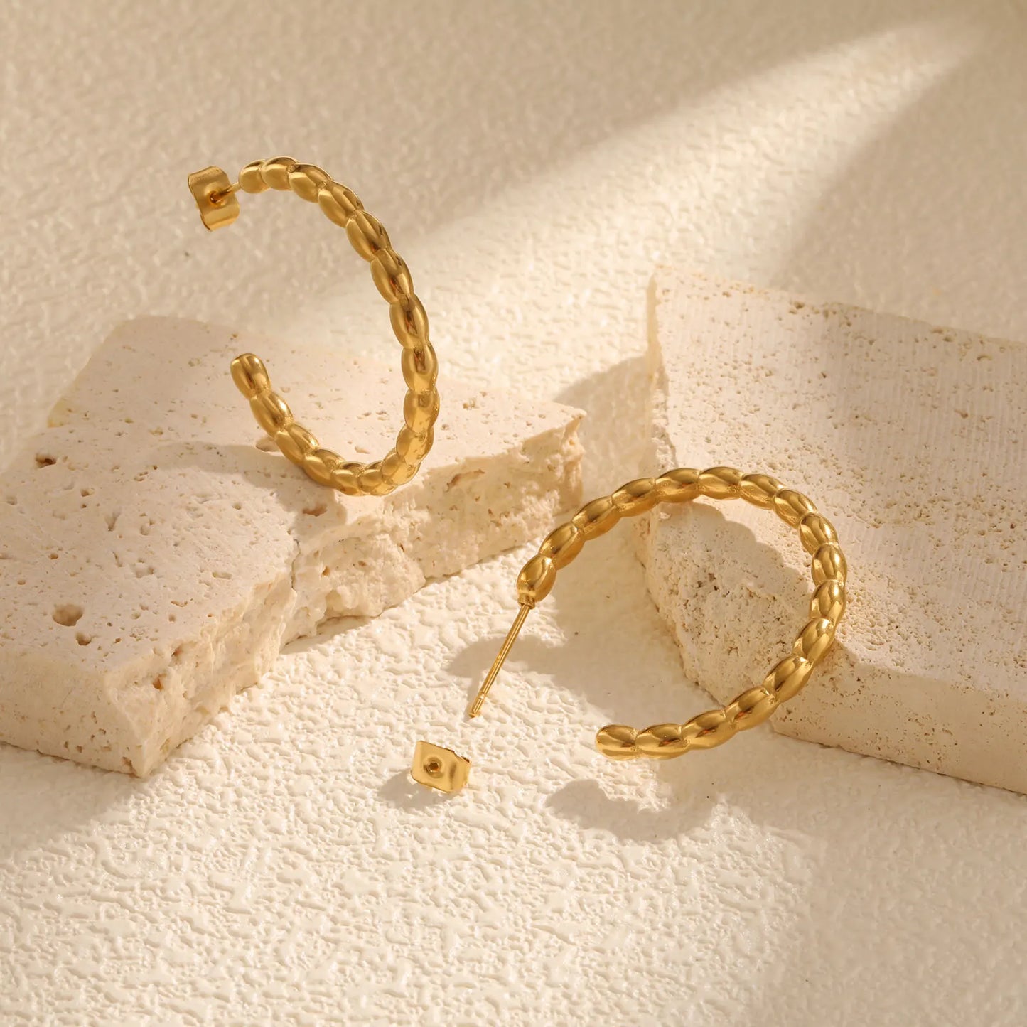 Vnox Twist Goldene Creolen für Frauen, Edelstahl, wasserdichtes Metall, C-förmig, einfacher modischer Ohrschmuck für Mädchenparty