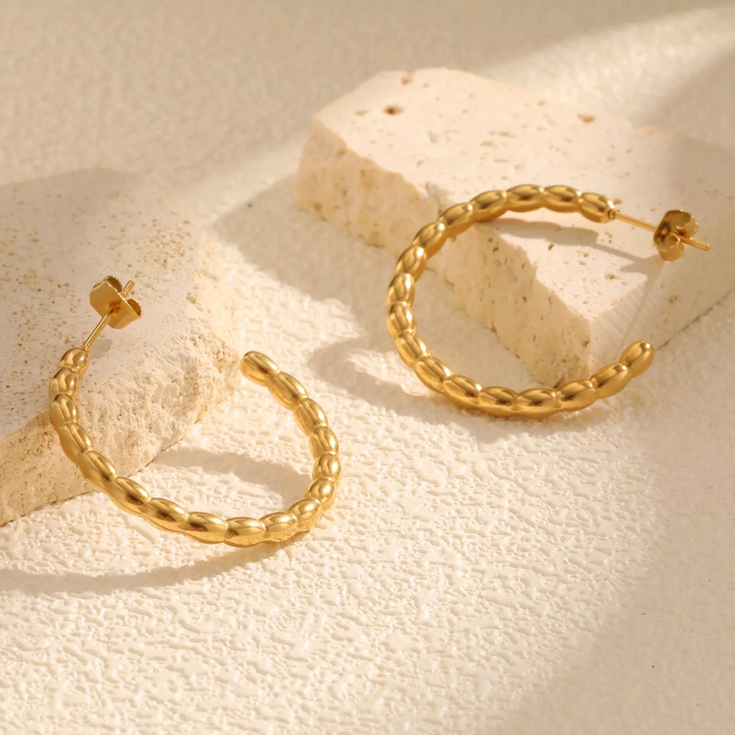 Vnox Twist Goldene Creolen für Frauen, Edelstahl, wasserdichtes Metall, C-förmig, einfacher modischer Ohrschmuck für Mädchenparty