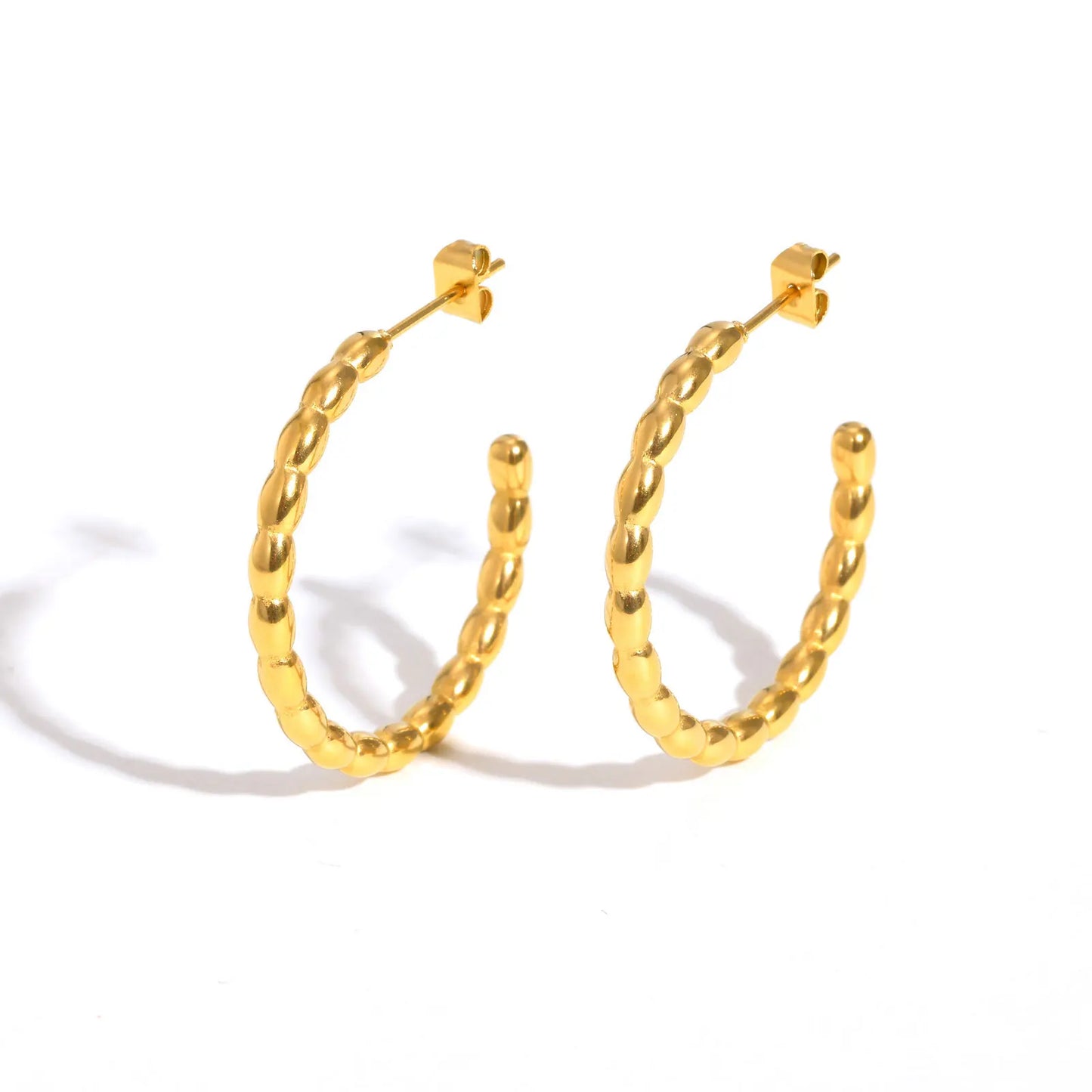 Vnox Twist Goldene Creolen für Frauen, Edelstahl, wasserdichtes Metall, C-förmig, einfacher modischer Ohrschmuck für Mädchenparty